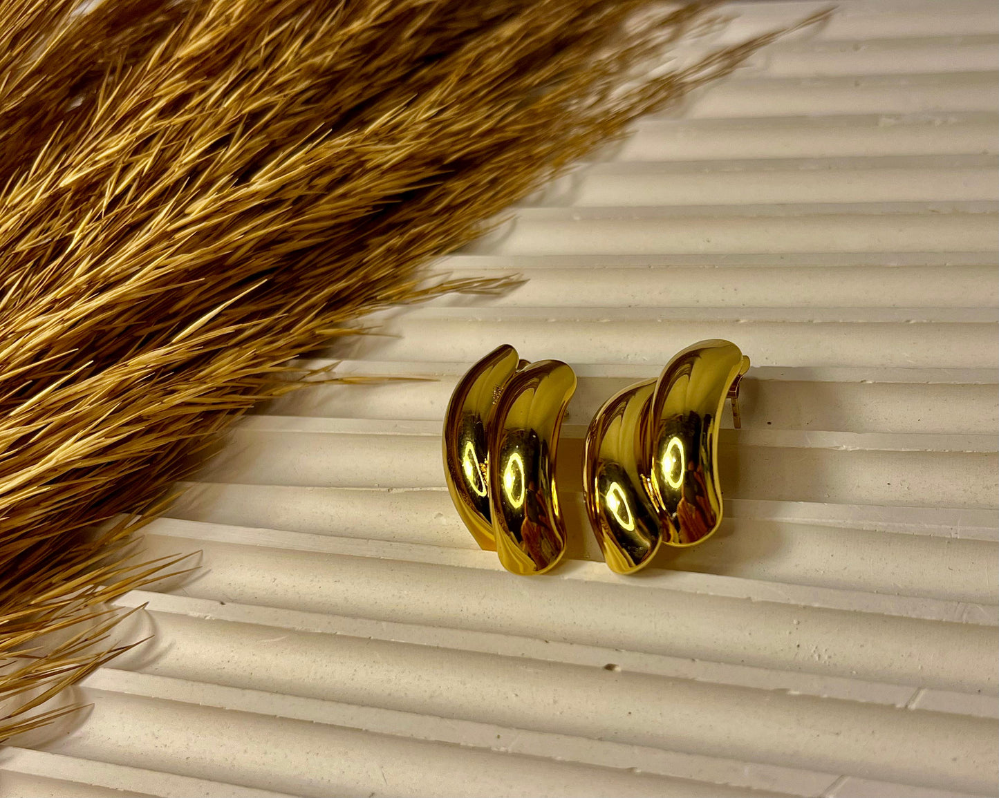 Elegant Wave Design Gold Earrings – Modern Chic