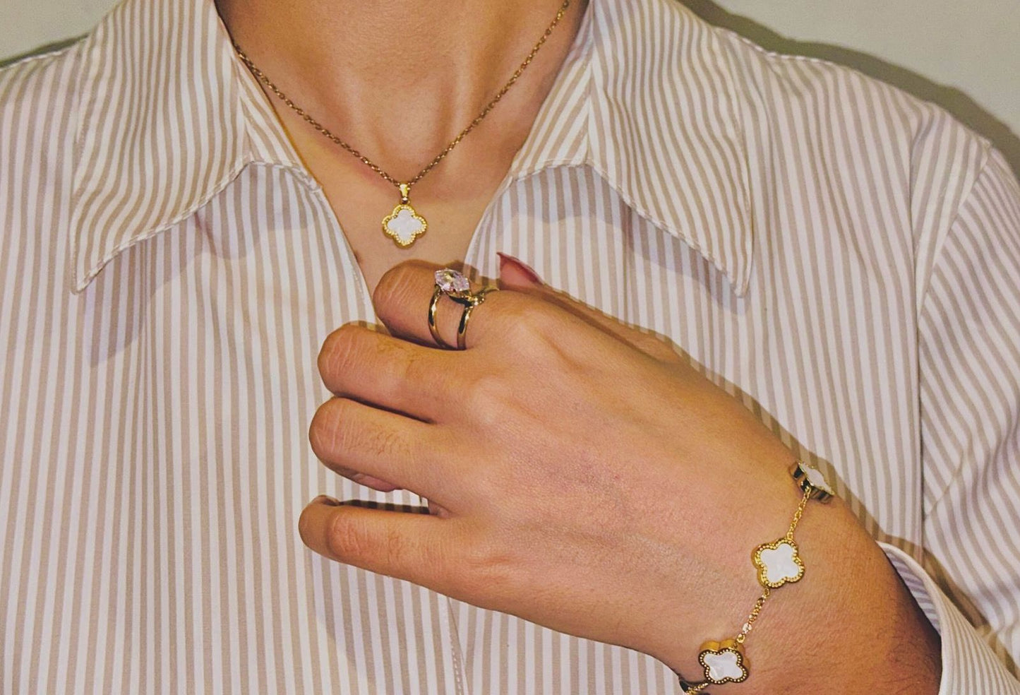 Elegant White Clover Jewelry Set – Necklace, Bracelet & Earrings (Stainless Steel)