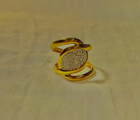 🌟 Elegant Gold-Plated Stainless Steel Ring with Crystal Detailing🌟
