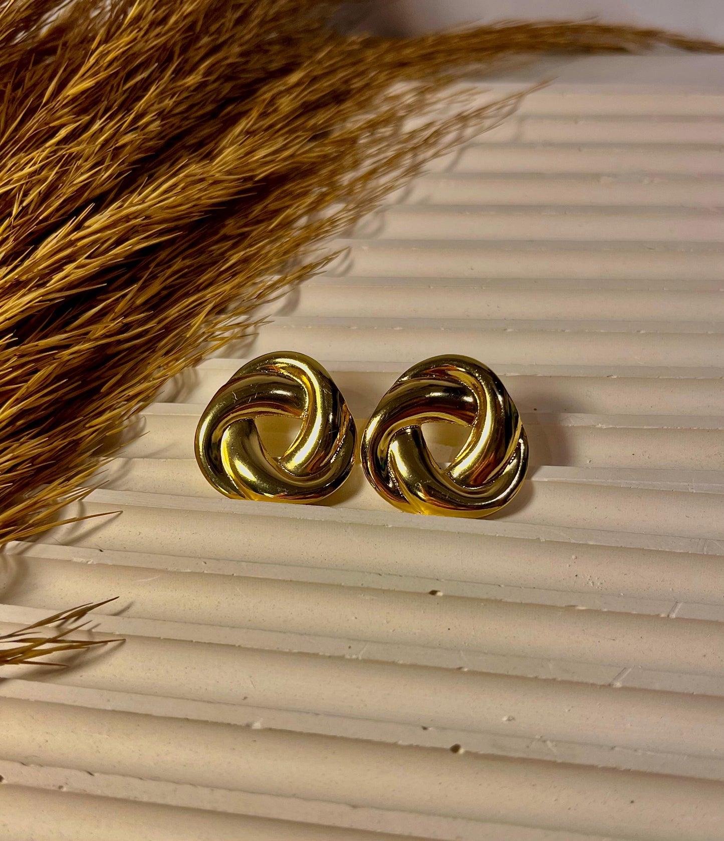 Classic Gold Knot Earrings – Timeless Elegance